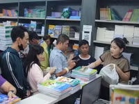 Phụ huynh TPHCM mua sách giáo khoa đợt tháng 8/2026.