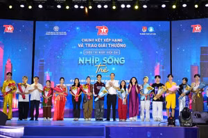 Ban tổ chức tặng hoa cho các đội tham dự chung kết cuộc thi