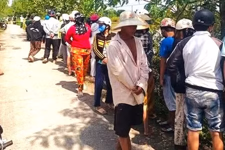 Người dân tập trung quanh khu vực phát hiện thi thể nạn nhân.