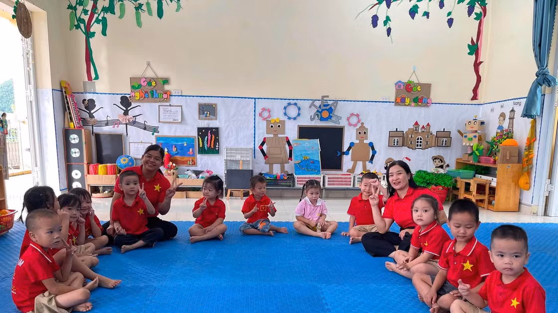 Cô và trò Trường mầm non Tân Kỳ hân hoan trong ngày tựu trường.