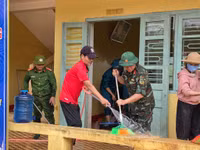 Được sự hỗ trợ của các lực lượng quân đội, công an, dân quân, các trường hoàn thành công tác vệ sinh trường lớp sau lũ.