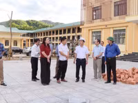 Ông Nguyễn Văn Phương, Bí thư Tỉnh ủy Quảng Trị kiểm tra tiến độ tại các trường.