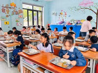 Học sinh Trường Tiểu học Đồng Thuận (Quảng Trị) ăn bán trú tại trường.