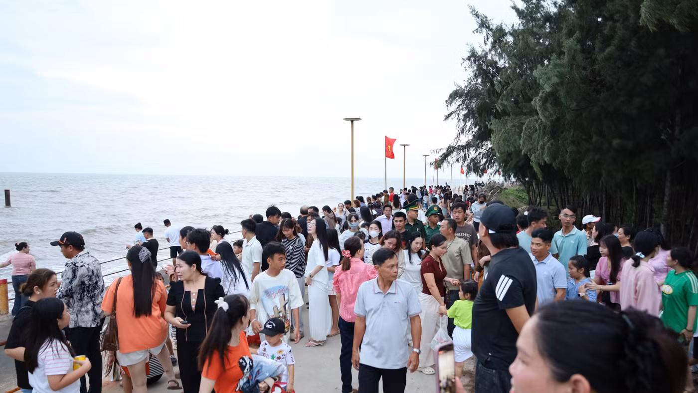 Khách Du lịch tham quan Khu Du lịch Khai Long (xã Đất Mũi).