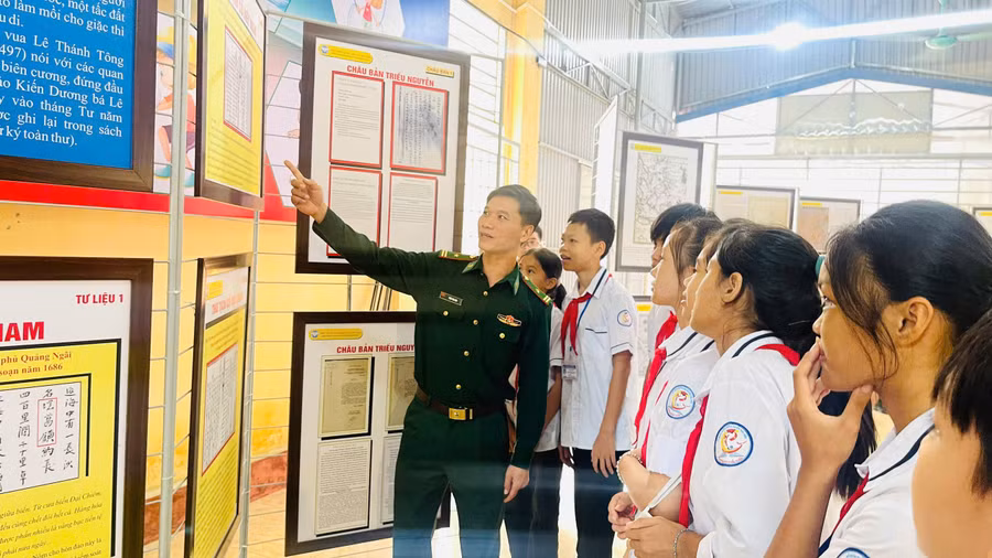 Cán bộ Bộ đội biên phòng tỉnh Nam Định giới thiệu tới học sinh về những tư liệu, bằng chứng lịch sử về chủ quyền biển đảo của Việt Nam. 