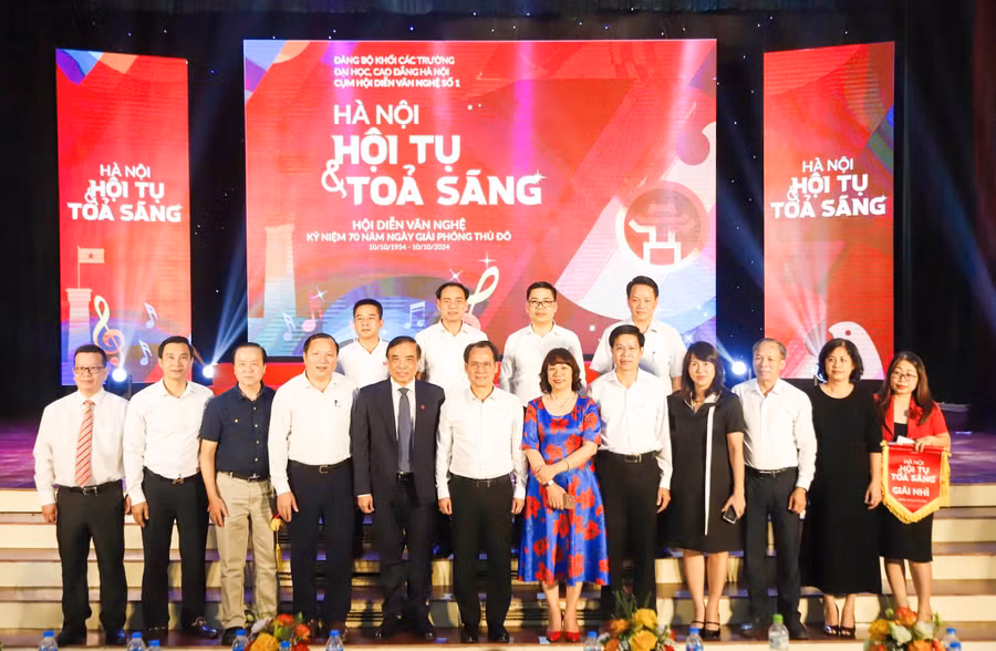 Tập thể lãnh đạo - khách mời.JPG