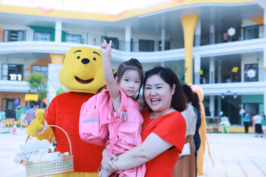 Niềm vui của cô trò Trường Mầm non Họa Mi khi chính thức được học ở ngôi trường mới. 