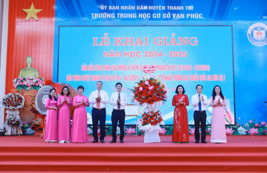 Lãnh đạo thành phố tặng hoa chúc mừng cho đại diện huyện Thanh Trì và Trường THCS Vạn Phúc.