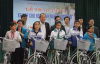 Quảng Bình: Tặng 50 xe đạp cho học sinh nghèo vượt khó ảnh 1