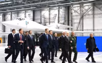 Hình ảnh ông Putin vào buồng lái máy bay ném bom Tu-160M