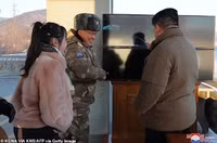 Trang phục tương đồng giữa ông Kim Jong un và con gái nói lên điều gì?