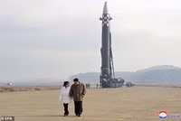 Trang phục tương đồng giữa ông Kim Jong un và con gái nói lên điều gì?
