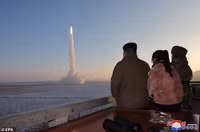 Trang phục tương đồng giữa ông Kim Jong un và con gái nói lên điều gì?