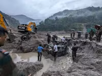 Chùm ảnh nước lũ tàn khốc quét qua Ấn Độ khiến hàng chục người thiệt mạng 