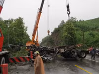 Xe container húc xe cảnh sát giao thông, một người chết cháy ảnh 4 Xe container húc xe cảnh sát giao thông, một người chết cháy ảnh 4