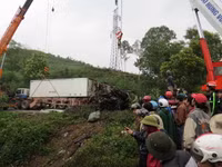 Xe container húc xe cảnh sát giao thông, một người chết cháy ảnh 6 Xe container húc xe cảnh sát giao thông, một người chết cháy ảnh 6