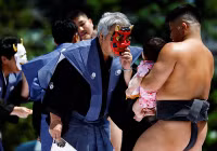 Chùm ảnh 100 em bé khóc òa trong lễ hội sumo