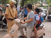 Thừa Thiên - Huế: Nhiều cha mẹ không đội mũ bảo hiểm cho con ảnh 6