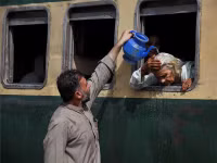 Chùm ảnh người dân Pakistan trong cái nóng vượt 52 độ C