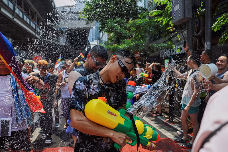 Chùm ảnh lễ hội té nước Songkran của Thái Lan 'xua tan vận rủi'