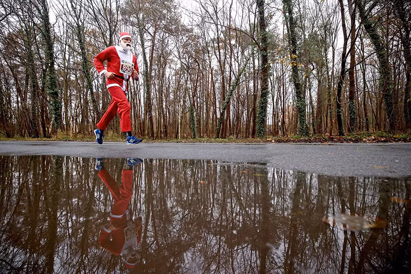 Một người mặc trang phục ông già Noel chạy qua đường phố trong lễ hội Nikolaus Lauf (cuộc chạy đua Thánh Nicholas) hàng năm ở Michendorf, Đức. Chùm ảnh thế giới hân hoan đón ông già Noel