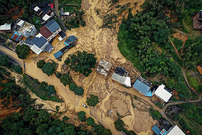 Hình ảnh từ trên cao cho thấy lở đất sau mưa bão ở Longyan, phía đông tỉnh Phúc Kiến. Ảnh: CNS/AFP. Thời tiết cực đoan trái ngược gây thương vong ở Trung Quốc