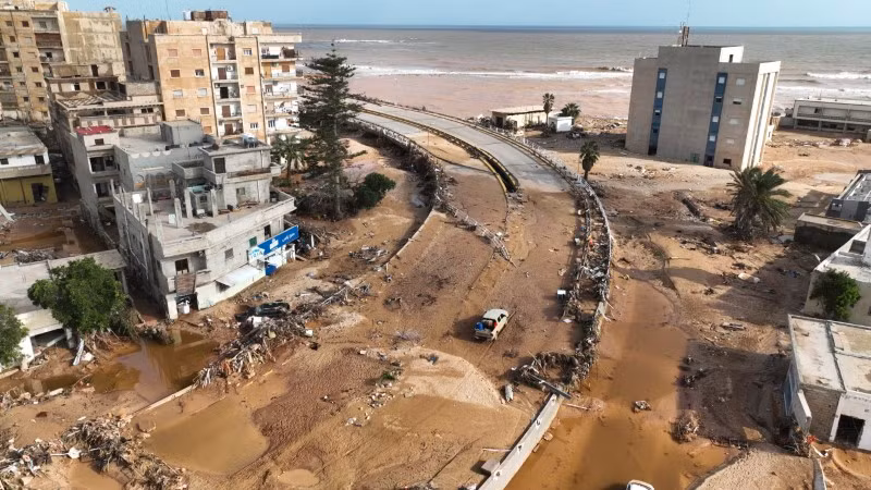 Một Chính phủ Thống nhất Quốc gia (GNU) được quốc tế công nhận có trụ sở tại Tripoli, ở phía tây, trong khi một chính quyền song song hoạt động ở phía đông, bao gồm cả Derna. Libya tan hoang, số người thiệt mạng vì lũ có thể lên đến 20.000