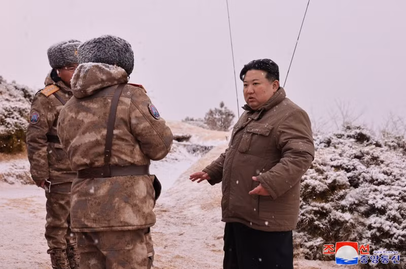 Ông Kim nhắc lại việc vũ khí hóa hải quân bằng vũ khí hạt nhân là nhiệm vụ cấp bách của thời đại và là yêu cầu cốt lõi trong việc xây dựng lực lượng chiến lược hạt nhân của nhà nước. Ông Kim Jong Un chỉ đạo thử tên lửa hành trình chiến lược phóng từ tàu ngầm