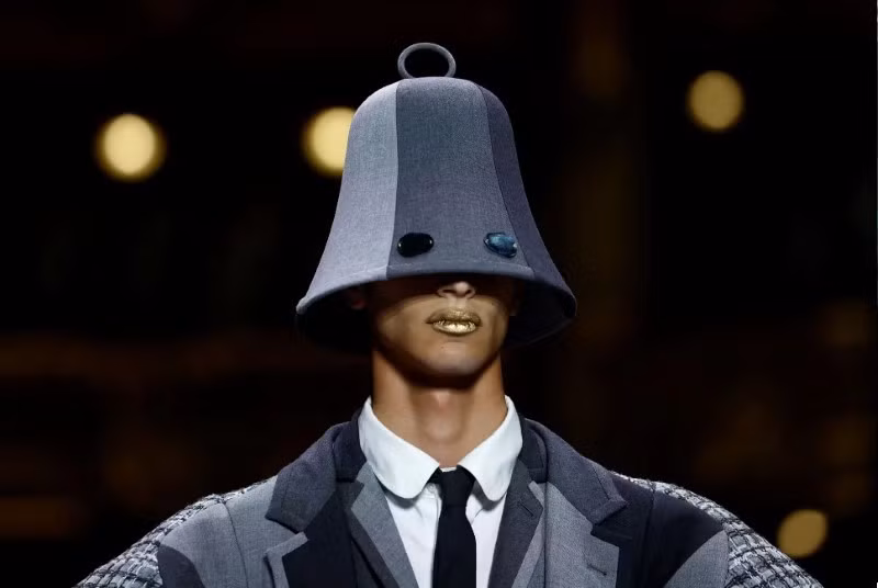 Một người mẫu trình diễn một sáng tạo của nhà thiết kế Thom Browne trong khuôn khổ buổi trình diễn bộ sưu tập Haute Couture Thu/Đông 2023-2024 tại Opera Garnier ở Paris, Pháp. Những bức ảnh độc đáo nhất 2023 (phần 2)