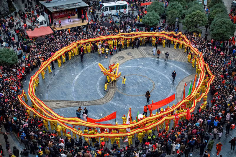 Tại thành phố Shaodong, tỉnh Hồ Nam, Trung Quốc, một đoàn múa rồng gồm 108 thanh niên đã làm choáng ngợp công viên thành phố. (Ảnh: Tang Shunfu) Hình ảnh những chú rồng rực rỡ qua ống kính nhiếp ảnh gia