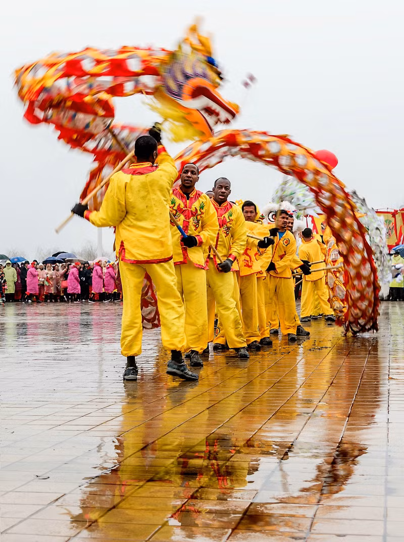 Trong Lễ hội múa rồng năm mới ở Vũ Hán, tỉnh Hồ Bắc, Trung Quốc một đoàn múa rồng gồm các sinh viên quốc tế đến từ Châu Phi thể hiện kỹ năng của họ. (Ảnh: Meng Xiaodong) Hình ảnh những chú rồng rực rỡ qua ống kính nhiếp ảnh gia