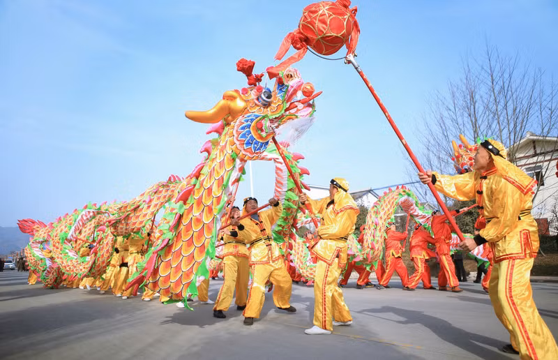 Tại làng Gexianshan, thành phố Bành Châu, tỉnh Tứ Xuyên, Trung Quốc, dân làng tham gia múa rồng sôi động để chào đón năm mới. (Ảnh: Ai Jiaxian). Hình ảnh những chú rồng rực rỡ qua ống kính nhiếp ảnh gia