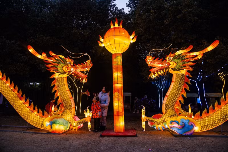 Bộ đèn lồng được trưng bày trong Công viên Nhân dân ở Thái Châu, tỉnh Giang Tô, miền Đông Trung Quốc (Ảnh: Tân Hoa Xã) Đèn lồng đón năm con rồng rực rỡ khắp Trung Quốc