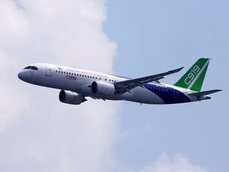 Một chiếc COMAC C919 xuất hiện trong màn biểu diễn trên không. Xem máy bay ‘múa ba lê’ tại Singapore Airshow 2024