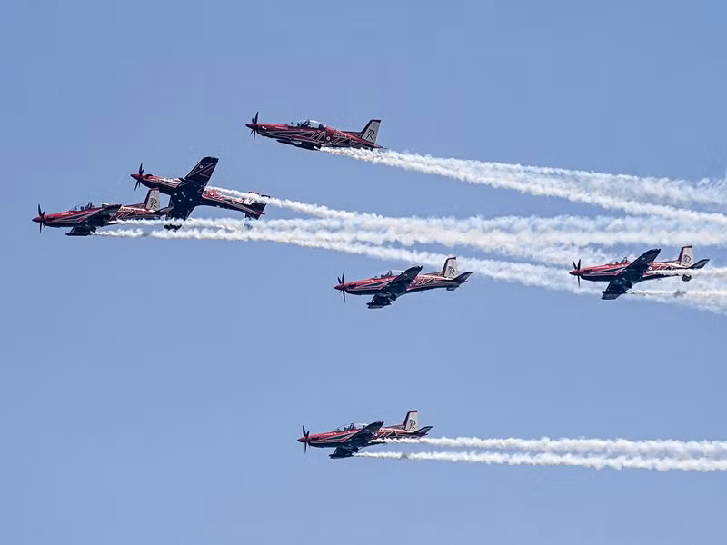 6 máy bay Pilatus PC-21 của đội nhào lộn trên không của Không quân Hoàng gia Australia, còn được gọi là Roulettes. Xem máy bay ‘múa ba lê’ tại Singapore Airshow 2024