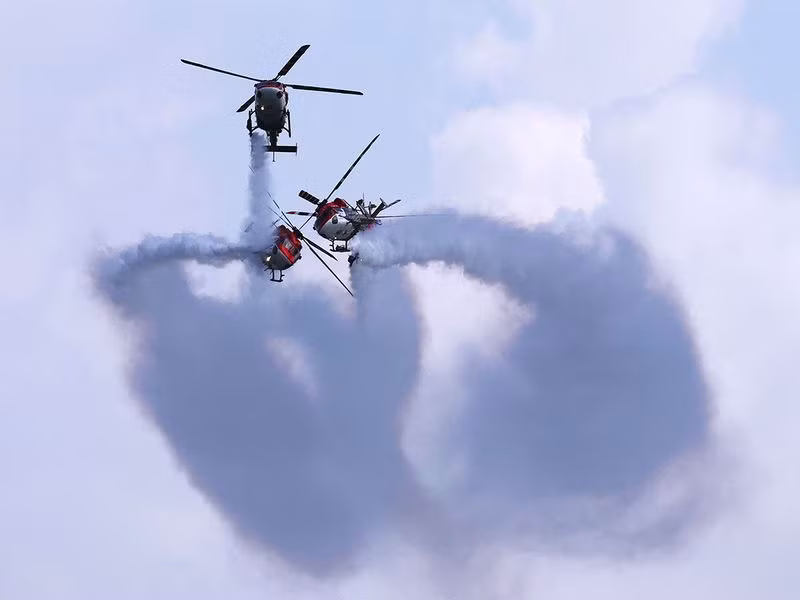 Các thành viên của Đội trình diễn trực thăng Sarang của Không quân Ấn Độ (IAF) biểu diễn với trực thăng HAL Dhruv đã được cải tiến, còn được gọi là Trực thăng hạng nhẹ tiên tiến (ALH). Xem máy bay ‘múa ba lê’ tại Singapore Airshow 2024
