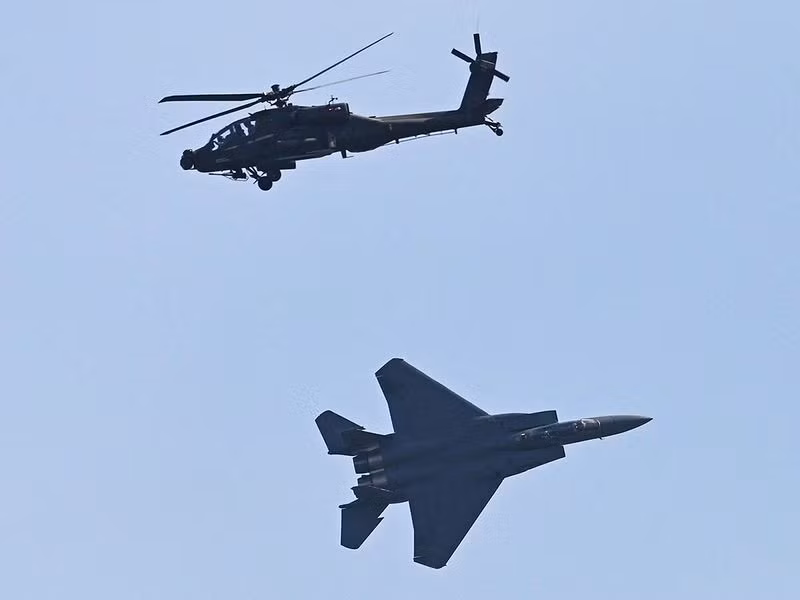 Máy bay chiến đấu F15SG của Không quân Singapore và trực thăng Apache (bên trên). Xem máy bay ‘múa ba lê’ tại Singapore Airshow 2024
