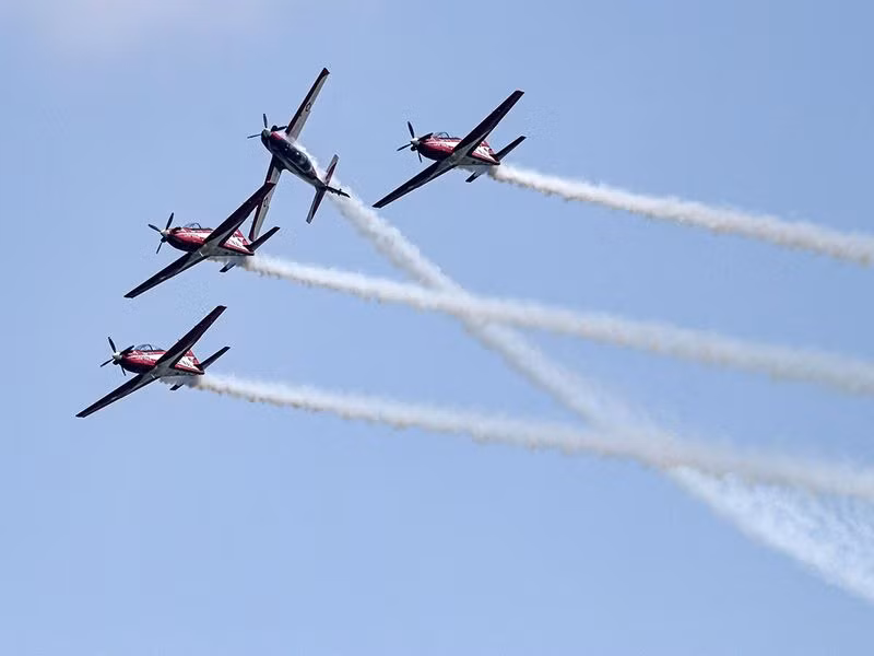 Đội nhào lộn trên không Jupiter của Không quân Indonesia lái máy bay KT-1. Xem máy bay ‘múa ba lê’ tại Singapore Airshow 2024
