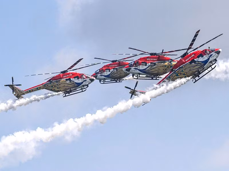 Màn biểu diễn được thiết kế để làm nổi bật sự nhanh nhẹn và khả năng cơ động của ALH Dhruv, cũng như trình độ kỹ năng cao của các phi công IAF. Xem máy bay ‘múa ba lê’ tại Singapore Airshow 2024