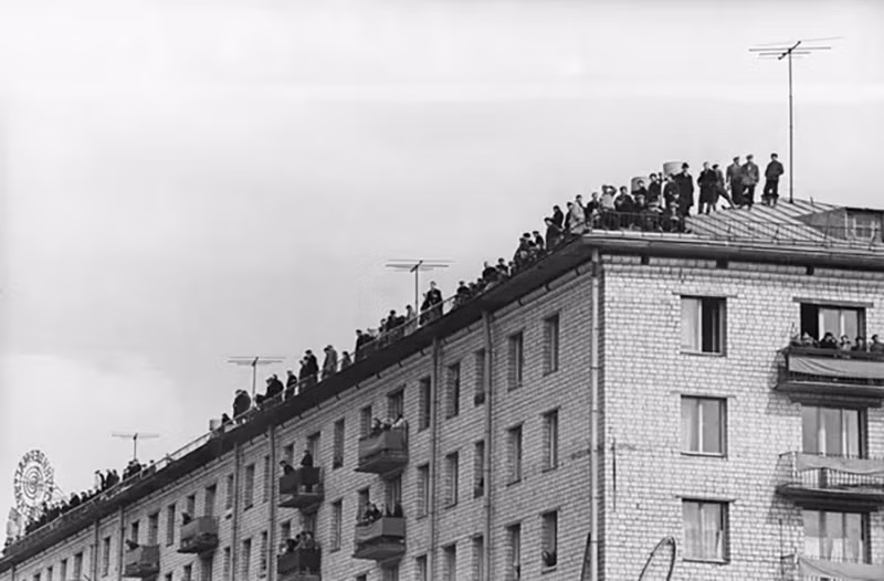 Theo sắc lệnh của Đoàn Chủ tịch Xô Viết Tối cao Liên Xô ngày 14/4/1961, Yury Gagarin được phong tặng danh hiệu Anh hùng Liên Xô cùng Huân chương Lênin và Huân chương Sao vàng. Chùm ảnh: Yuri Gagarin - người mở ra trang sử mới về thám hiểm không gian