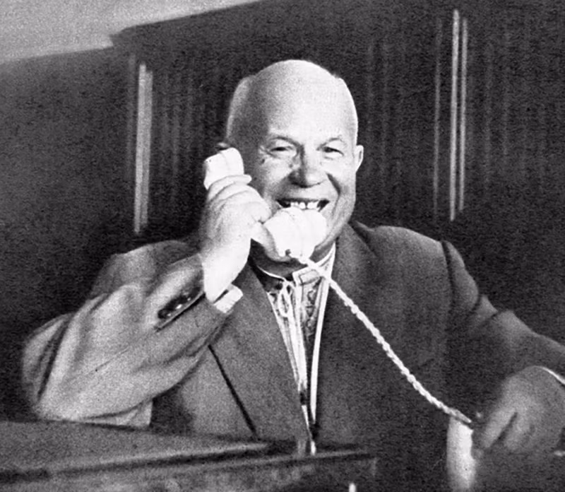 Bí thư Trung ương Đảng Cộng sản Liên Xô Nikita Khrushchev cũng trực tiếp tôn vinh nhà du hành vũ trụ Yury Gagarin. Chùm ảnh: Yuri Gagarin - người mở ra trang sử mới về thám hiểm không gian