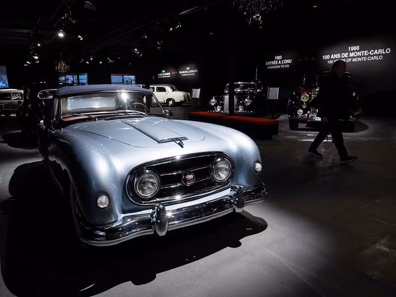 Chiếc xe mui trần Nash-Healey đời 1952. Triển lãm gợi lại hơn một thế kỷ lịch sử của gia đình hoàng gia thông qua niềm đam mê ô tô. (Ảnh: AFP) Chùm ảnh bộ sưu tập ôtô cổ cực đẹp của Hoàng tử Monaco