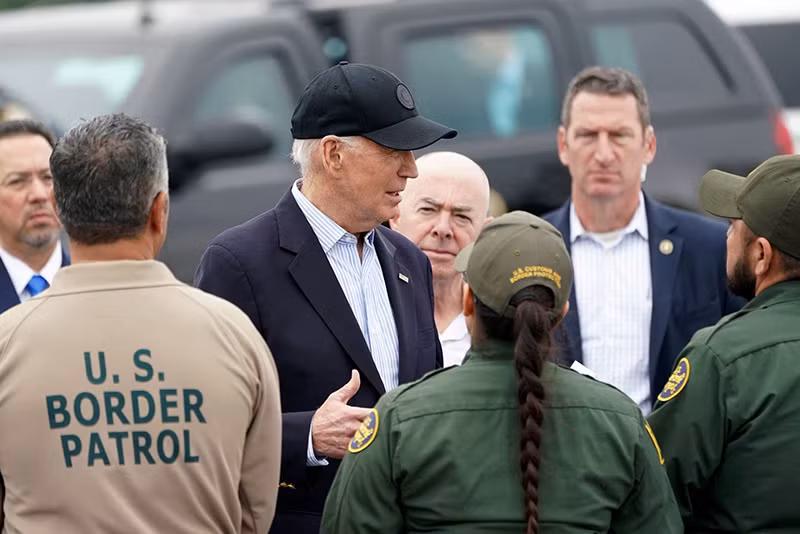 Tổng thống Mỹ Joe Biden, bên cạnh Bộ trưởng An ninh Nội địa Alejandro Mayorkas tại biên giới Hoa Kỳ-Mexico ở Brownsville, Texas, ngày 29/2. (Ảnh: REUTERS/Kevin Lamarque) Chùm ảnh Tổng thống Biden và ông Trump thăm biên giới phía Nam Hoa Kỳ