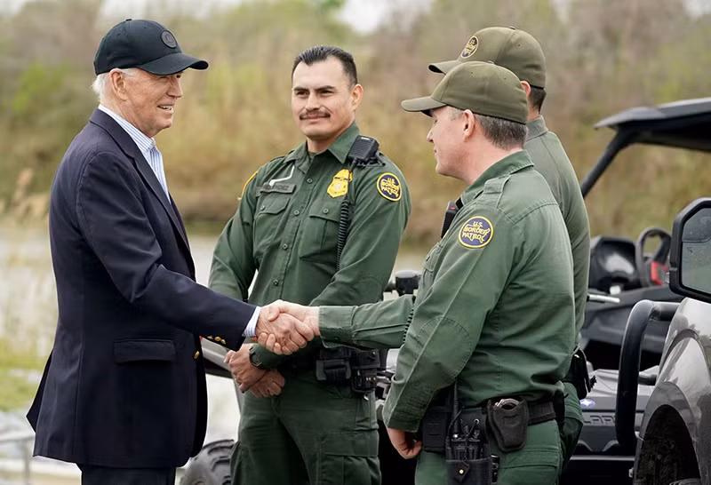 Tổng thống Joe Biden chào đón các thành viên của Đội Tuần tra Biên giới Hoa Kỳ. Chùm ảnh Tổng thống Biden và ông Trump thăm biên giới phía Nam Hoa Kỳ