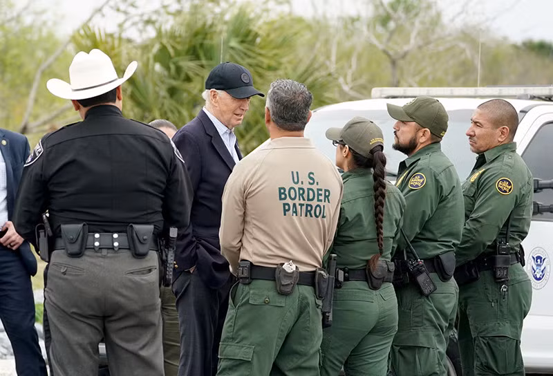 Tổng thống Joe Biden tại biên giới Mỹ-Mexico ở Brownsville, Texas (Ảnh: REUTERS/Kevin Lamarque) Chùm ảnh Tổng thống Biden và ông Trump thăm biên giới phía Nam Hoa Kỳ