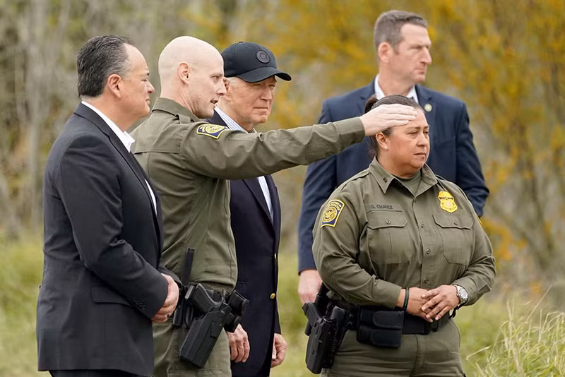 Tổng thống Joe Biden nhận thông tin tại biên giới Mỹ-Mexico ở Brownsville, Texas. (Ảnh: REUTERS/Kevin Lamarque) Chùm ảnh Tổng thống Biden và ông Trump thăm biên giới phía Nam Hoa Kỳ