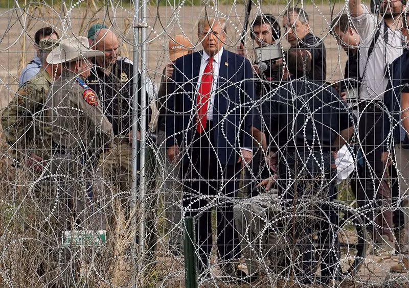 Ứng cử viên tổng thống của Đảng Cộng hòa - cựu Tổng thống Hoa Kỳ Donald Trump đến thăm biên giới Mỹ-Mexico tại Eagle Pass, Texas, nhìn từ Piedras Negras, Mexico, ngày 29/2. Chùm ảnh Tổng thống Biden và ông Trump thăm biên giới phía Nam Hoa Kỳ