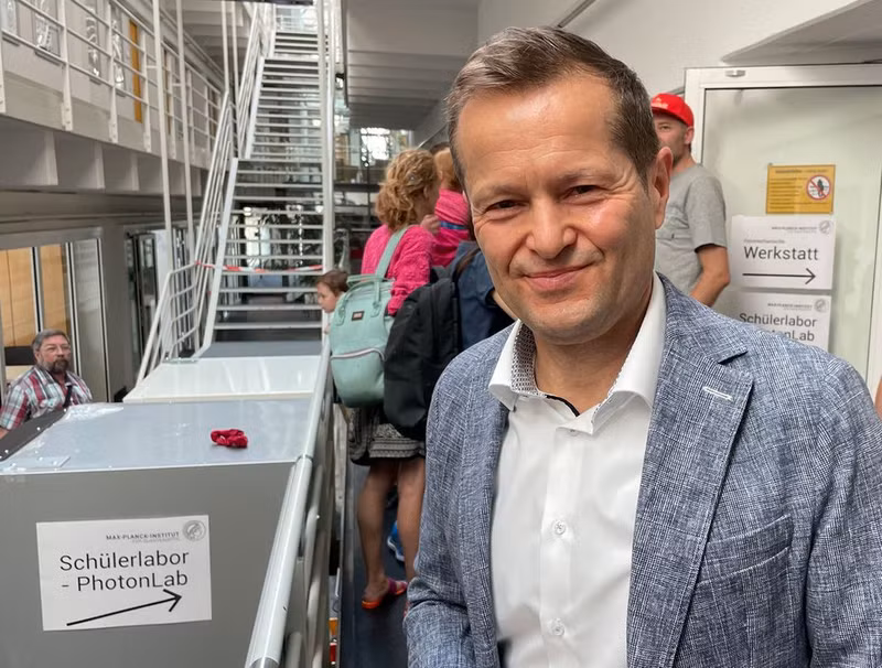 Ông Krausz là giám đốc Viện Quang học Lượng tử Max Planck và Trường Đại học Ludwig Maximilian München ở Đức. Công bố các nhà khoa học đoạt giải Nobel Vật lý 2023