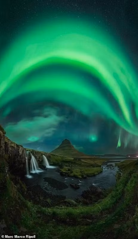 Bầu trời Iceland đóng vai trò chủ nhà với những vòng cung màu xanh neon trong đêm thứ 2 của nhiếp ảnh gia Marc Marco Ripoll ở đất nước này. Những bức ảnh cực quang đẹp nhất 2023