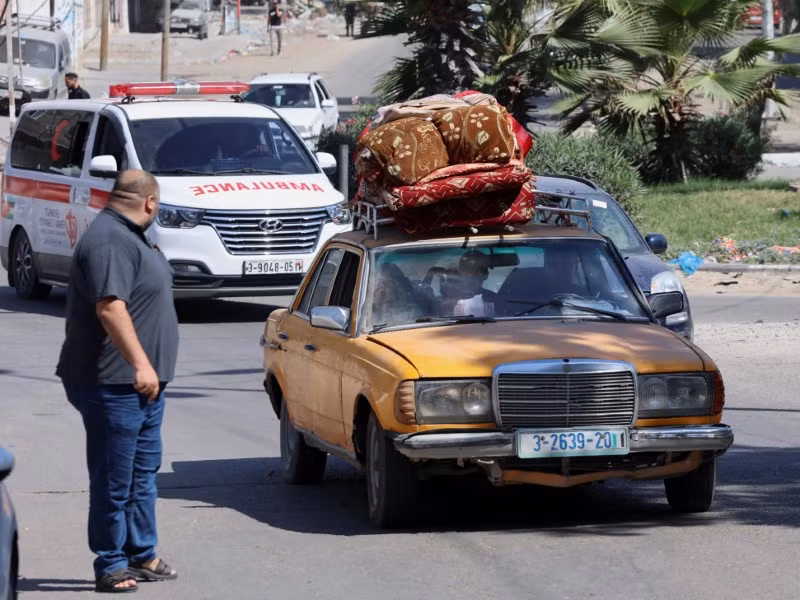 Người Palestine ở các khu vực phía nam và trung tâm cho biết các cuộc không kích đã tấn công khu vực đó trong đêm và các khu vực trung tâm cũng bị tấn công vào sáng 12/10. Hình ảnh người Palestine rời bỏ nhà cửa sau lệnh của Israel